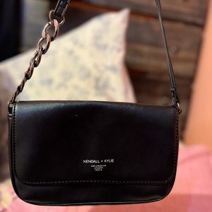 Kendall + Kylie hand bad 🖤